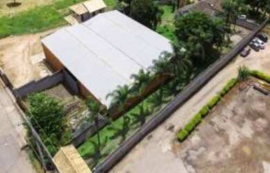 Imagem: O depósito possui 2 Banheiros, 8 Vagas na garagem, 480m² de