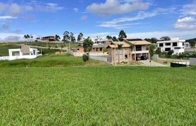 Imagem: O terreno possui 686m² de Área Privada e está localizado