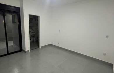 Imagem: A casa possui 3 Dormitórios, 1 Suíte, 1 Banheiro, 1 Vaga na