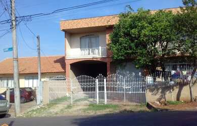 Imagem: A casa possui 3 Dormitórios, 1 Suíte, 2 Banheiros, 4 Vagas