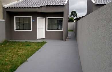 Imagem: A casa possui 3 Dormitórios, 1 Banheiro, 2 Vagas na garagem