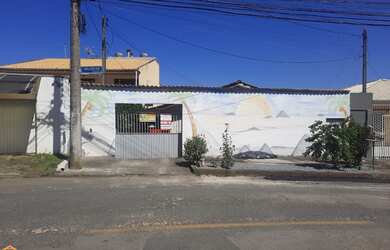 Imagem: A casa possui 4 Dormitórios, 4 Suítes, 4 Vagas na garagem