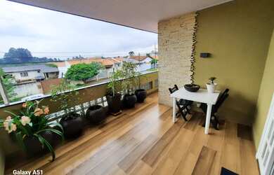 Imagem: A casa possui 4 Dormitórios, 3 Banheiros, 2 Vagas na garagem