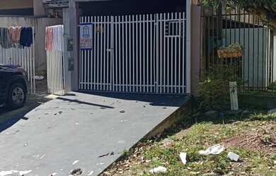 Imagem: A casa possui 2 Dormitórios, 1 Banheiro, 2 Vagas na garagem