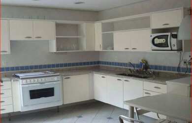 Imagem: A casa em condomínio possui 4 Dormitórios, 4 Suítes, 5 Banheiros