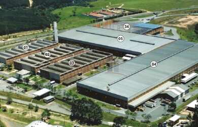 Imagem: O depósito possui 30 Banheiros, 100 Vagas na garagem, 185.000m²