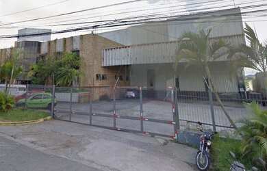 Imagem: O depósito possui 10 Banheiros, 50 Vagas na garagem e 5109m²