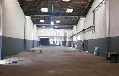 Imagem: O depósito possui 5 Banheiros, 6 Vagas na garagem, 1.296m²