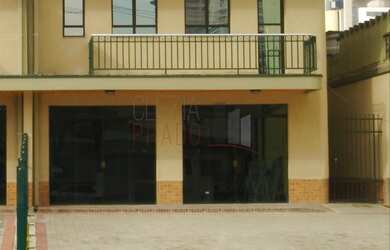 Imagem: O depósito possui 3 Banheiros, 8 Vagas na garagem, 330m² de