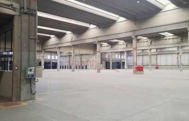 Imagem: O depósito possui 10 Banheiros, 100 Vagas na garagem, 30.000m²