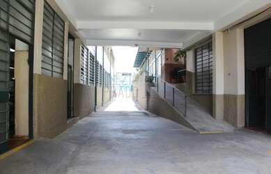 Imagem: O depósito possui 10 Banheiros, 25 Vagas na garagem, 8.813m²