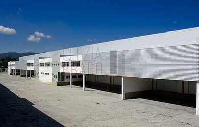 Imagem: O depósito possui 10 Banheiros, 30 Vagas na garagem e 12909m²