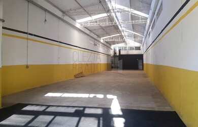 Imagem: O depósito possui 3 Banheiros, 3 Vagas na garagem e 384m²