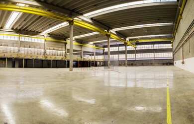 Imagem: O depósito possui 2 Banheiros, 1 Vaga na garagem, 5.800m²