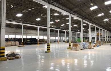 Imagem: O depósito possui 10 Banheiros, 14 Vagas na garagem, 5610m²