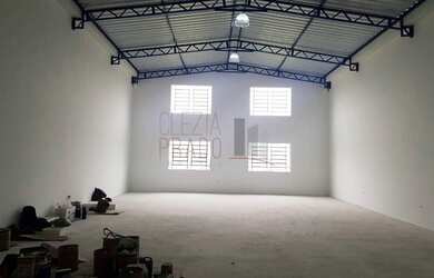 Imagem: O depósito possui 2 Banheiros, 5 Vagas na garagem, 560m² de