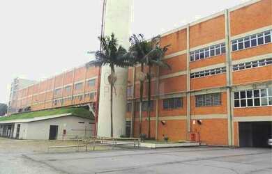 Imagem: O depósito possui 30 Banheiros, 100 Vagas na garagem e 27571m²