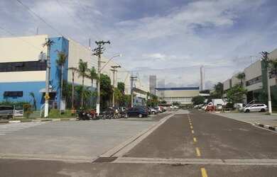 Imagem: O depósito possui 5 Banheiros, 5 Vagas na garagem e 1600m²