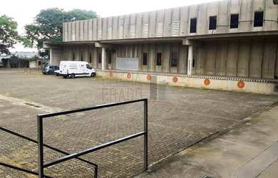 Imagem: O depósito possui 10 Banheiros, 50 Vagas na garagem e 33390m²