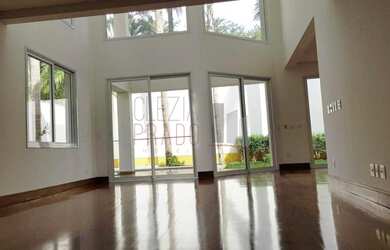 Imagem: A casa em condomínio possui 6 Dormitórios, 4 Suítes, 2 Banheiros