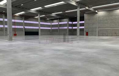 Imagem: O depósito possui 2 Banheiros, 5 Vagas na garagem, 2272m²