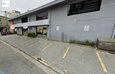 Imagem: O depósito possui 4 Banheiros, 10 Vagas na garagem, 400m²