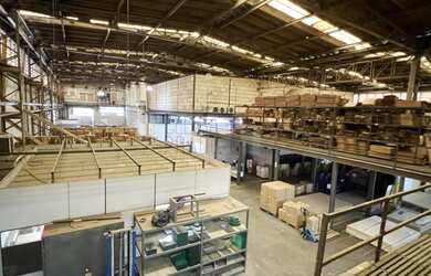 Imagem: O depósito possui 10 Banheiros, 10 Vagas na garagem, 10000m²