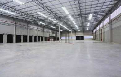 Imagem: O depósito possui 5 Banheiros, 10 Vagas na garagem, 1.850m²