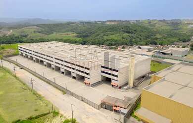 Imagem: O depósito possui 5 Banheiros, 10 Vagas na garagem, 3.768m²