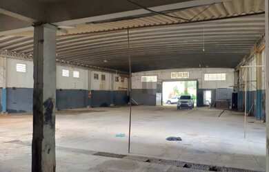 Imagem: O depósito possui 2 Banheiros, 2 Vagas na garagem, 1.019m²