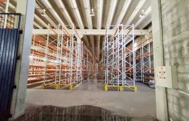 Imagem: O depósito possui 10 Banheiros, 30 Vagas na garagem, 9.370m²