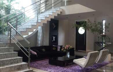 Imagem: A casa em condomínio possui 5 Dormitórios, 4 Suítes, 5 Banheiros