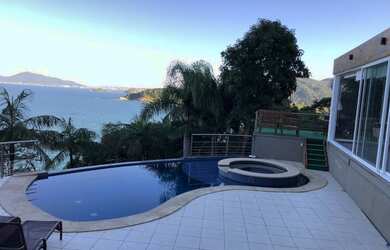 Imagem: A casa possui 5 Dormitórios, 4 Suítes, 6 Banheiros, 6 Vagas