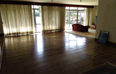 Imagem: A casa possui 5 Dormitórios, 2 Suítes, 5 Banheiros, 3 Vagas