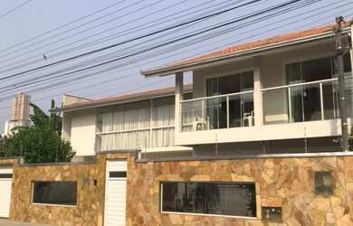 Imagem: A casa possui 3 Dormitórios, 2 Suítes, 3 Banheiros, 2 Vagas