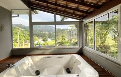 Imagem: A casa possui 3 Dormitórios, 1 Suíte, 2 Banheiros, 2 Vagas