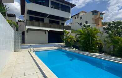 Imagem: A casa possui 4 Dormitórios, 2 Suítes, 5 Banheiros, 6 Vagas