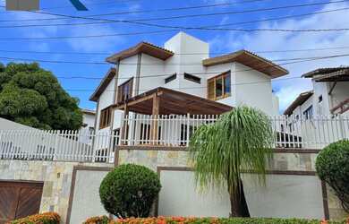 Imagem: A casa possui 4 Dormitórios, 4 Suítes, 6 Banheiros, 4 Vagas