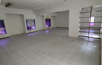 Imagem: O depósito possui 4 Banheiros, 6 Vagas na garagem e 360m²