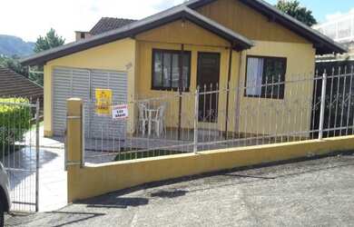 Imagem: A casa possui 3 Dormitórios, 2 Banheiros, 1 Vaga na garagem