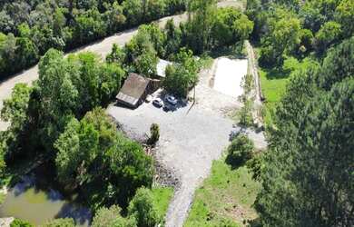 Imagem: A chácara possui 2 Dormitórios, 1 Banheiro, 1 Vaga na garagem