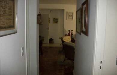 Imagem: O apartamento possui 2 Dormitórios, 1 Suíte, 2 Banheiros e