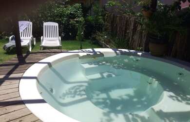 Imagem: A casa possui 2 Dormitórios, 2 Suítes, 2 Banheiros, 5 Vagas