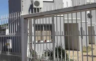 Imagem: A casa à venda possui 2 Dormitórios, 1 Banheiro, 1 Vaga na