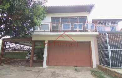 Imagem: A casa possui 4 Dormitórios, 1 Suíte, 1 Banheiro, 2 Vagas