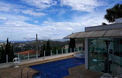 Imagem: A casa em condomínio possui 5 Dormitórios, 4 Suítes, 5 Banheiros