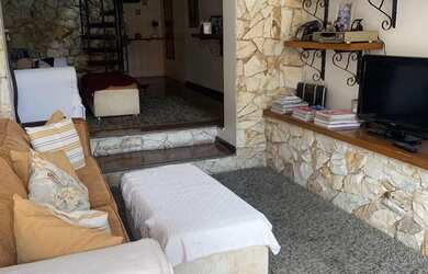 Imagem: A casa possui 4 Dormitórios, 2 Suítes, 8 Banheiros, 8 Vagas