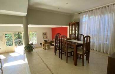 Imagem: A casa possui 4 Dormitórios, 3 Suítes, 6 Banheiros, 4 Vagas