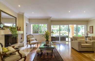 Imagem: A casa possui 4 Dormitórios, 4 Suítes, 4 Banheiros, 6 Vagas