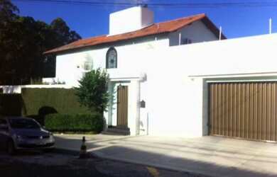 Imagem: A casa possui 4 Dormitórios, 4 Suítes, 6 Banheiros, 5 Vagas